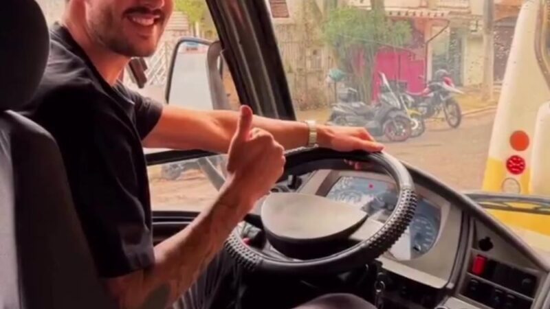 Gustavo Henrique, do Corinthians, tira carteira para dirigir ônibus após comprar novo carro