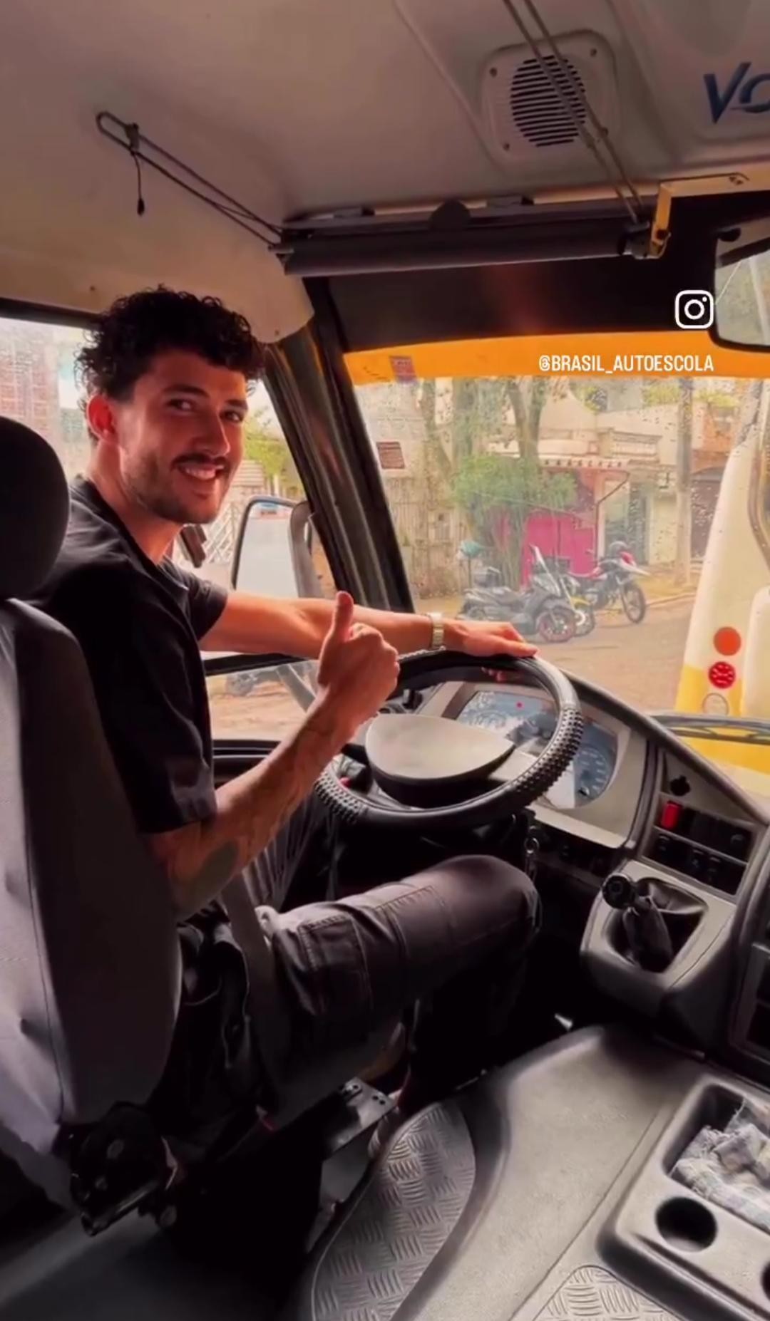 Gustavo Henrique, do Corinthians, tira carteira para dirigir ônibus após comprar novo carro