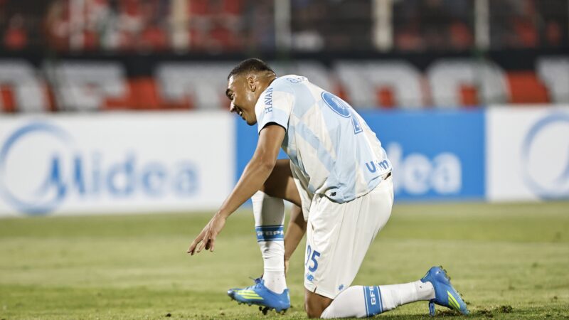 Carlos Vinicius dá sua versão sobre terceiro pênalti em empate do Grêmio: “Assumi lá dentro”