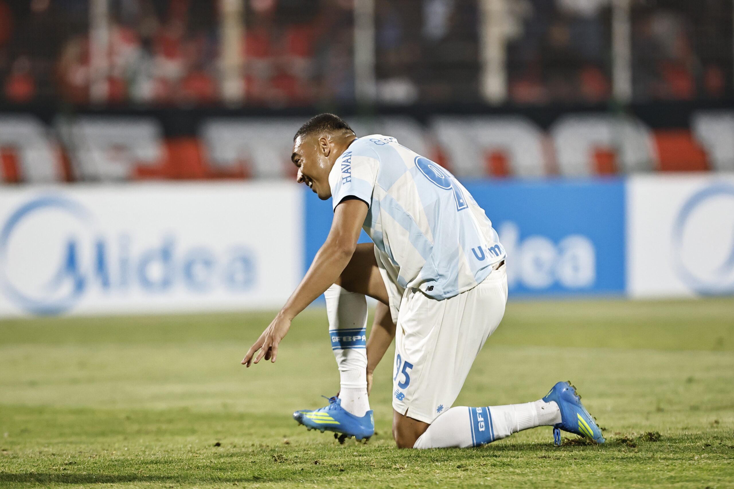 Carlos Vinicius dá sua versão sobre terceiro pênalti em empate do Grêmio: “Assumi lá dentro”