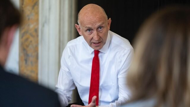 “Nós estamos vendo”: Reino Unido mobiliza forças após presença de submarinos russos perto de cabos estratégicos