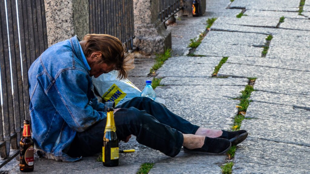 ‘Bêbado? Assine aqui’: Rússia recruta homens alcoolizados para a guerra