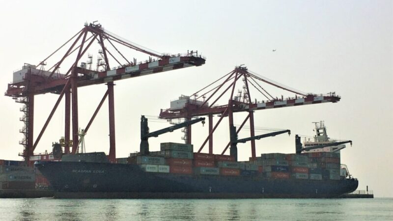 Navio russo sob sanções é usado para transportar veículos blindados ao Mali via Guiné