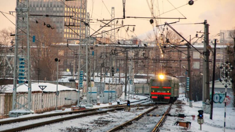 Rússia enfrenta colapso silencioso em ferrovias, aviação e logística após anos de sanções e guerra