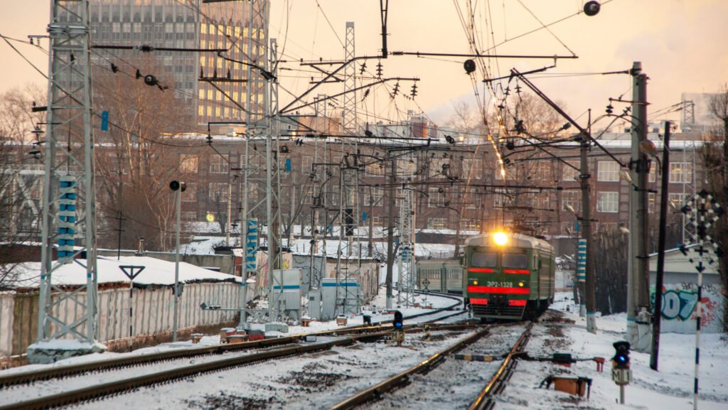 Rússia enfrenta colapso silencioso em ferrovias, aviação e logística após anos de sanções e guerra