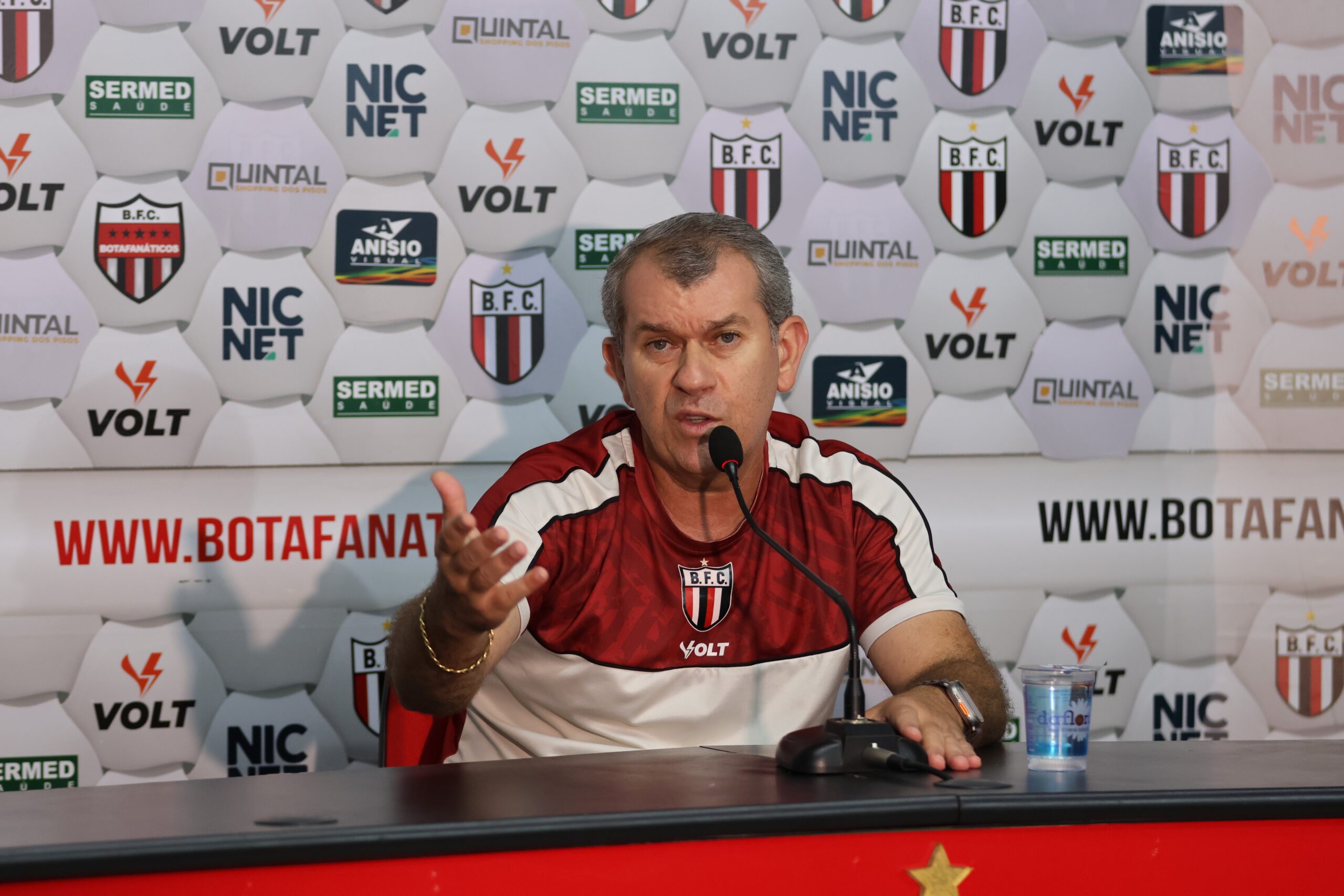 Botafogo-SP apresentará novo centroavante, revela Cláudio Tencati