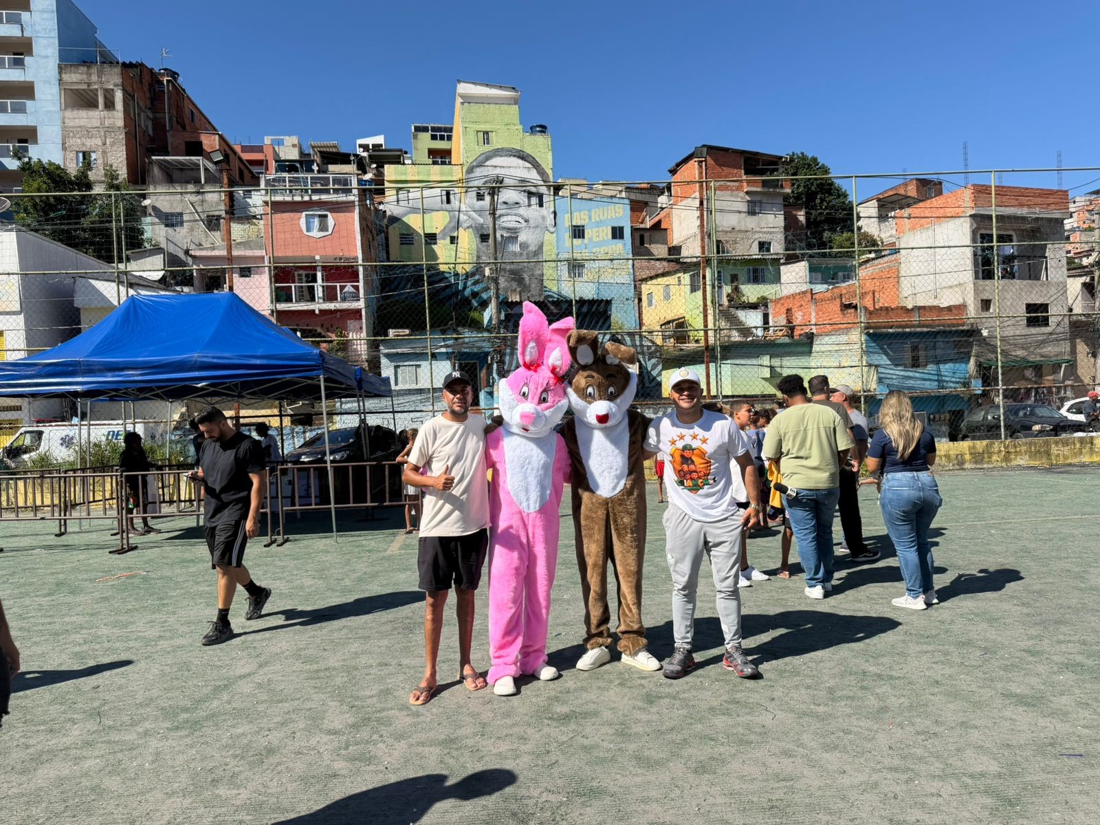Gabriel Jesus mantém tradição de Páscoa e promove ação no Jardim Peri, bairro onde nasceu