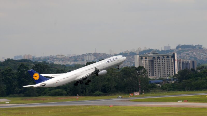 Comprar passagens de avião agora ou esperar?