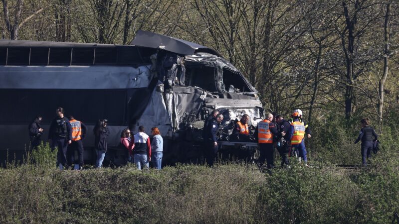 Colisão entre trem de alta velocidade e caminhão militar deixa morto e feridos na França