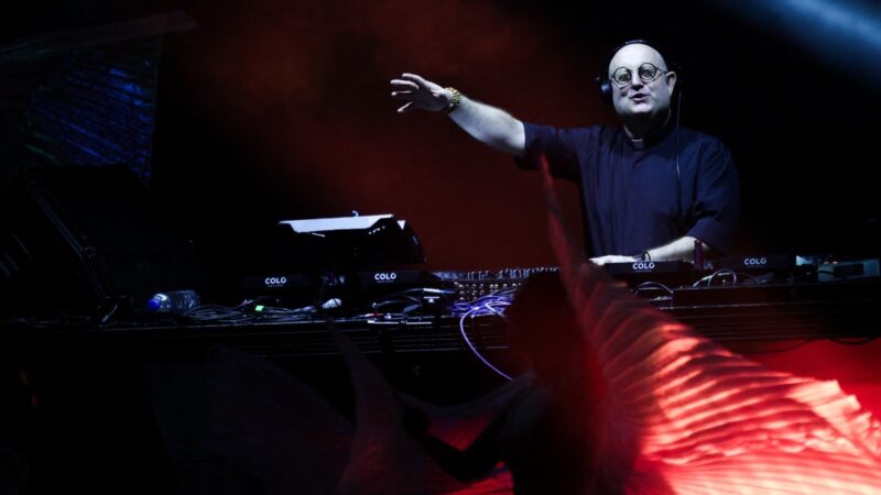 Padre DJ faz ‘rave católica’ em homenagem ao papa Francisco em Buenos Aires