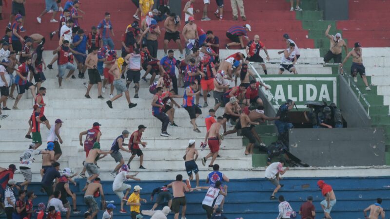 Batalha campal paralisa clássico entre Olimpia e Cerro Porteño no Paraguai; veja vídeo