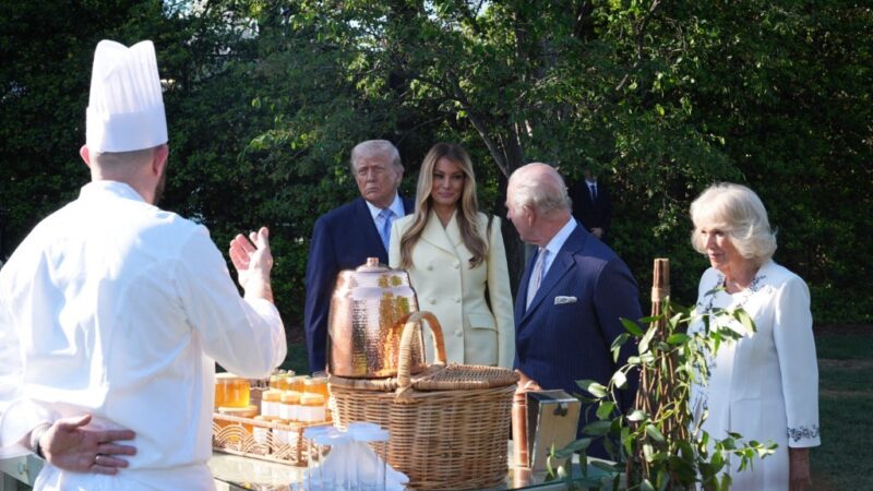 Colheres de prata, mel e sino: saiba os presentes que Trump e Melania trocaram com o rei Charles e a rainha Camilla