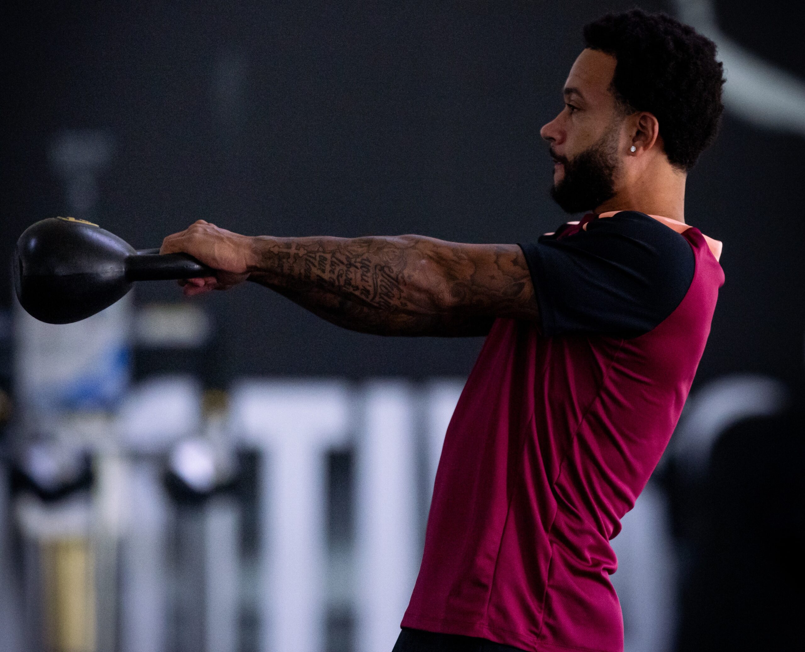 Memphis volta ao Brasil e se reapresenta no CT do Corinthians após tratamento na Espanha