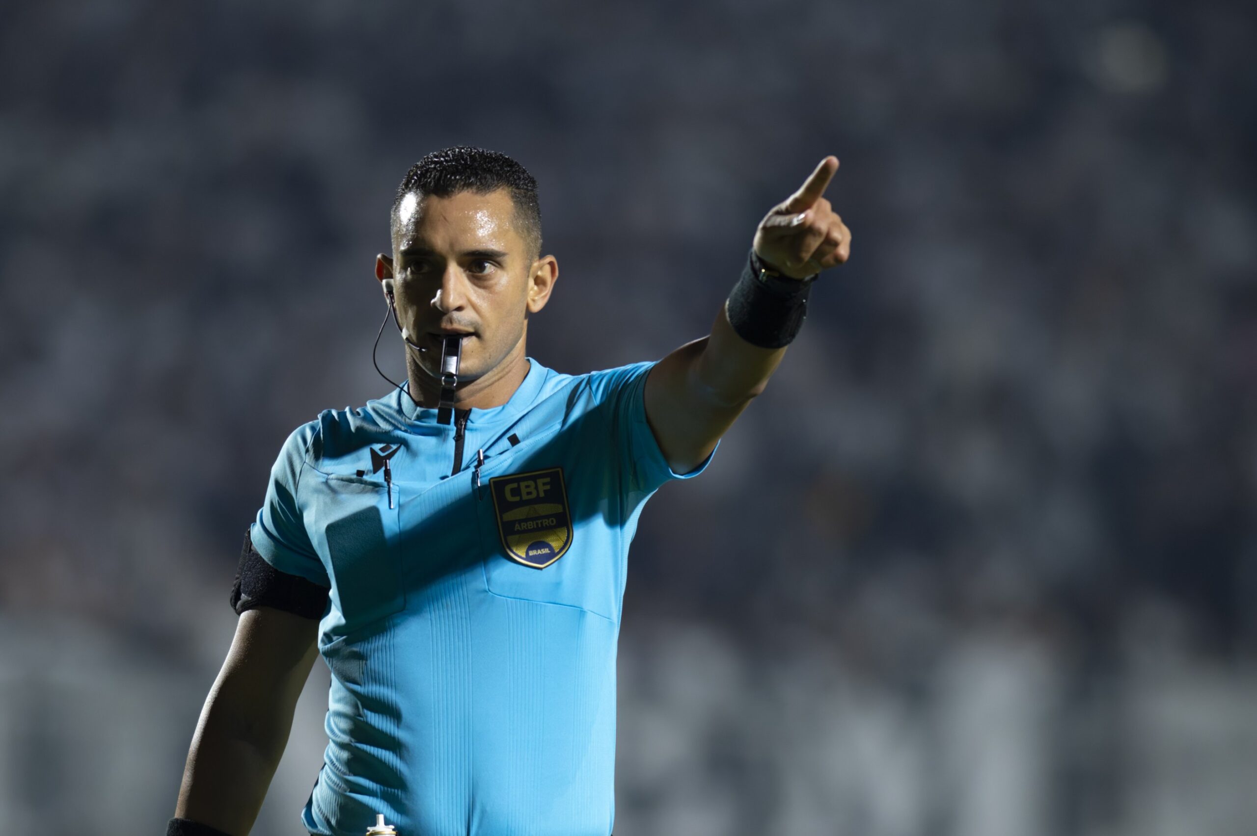 Árbitro relata “brutalidade” em súmula para expulsões de Carpini e Eduardo Barros