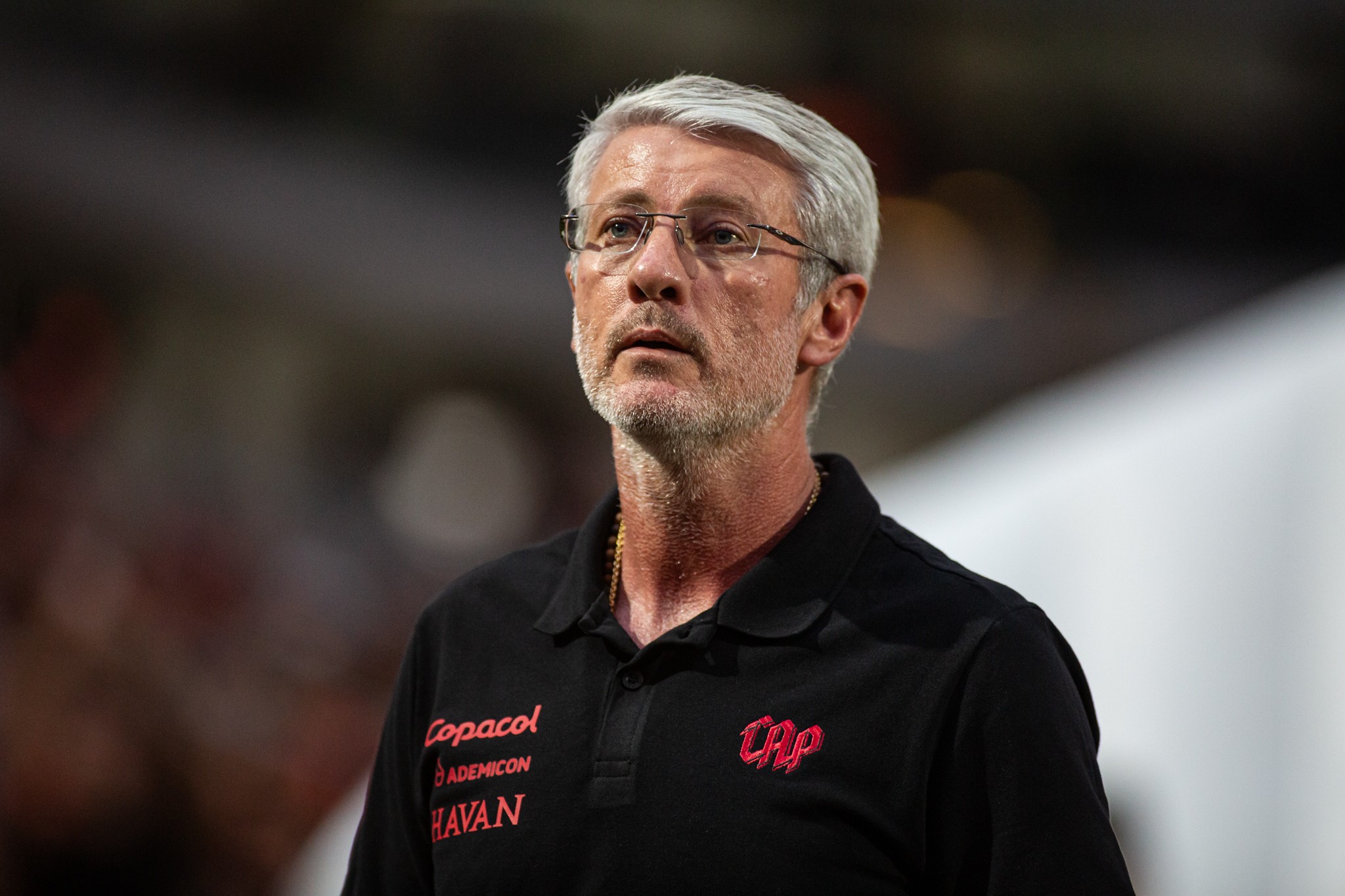 Perto de marca importante no Athletico, Odair ironiza críticas e avalia próprio trabalho