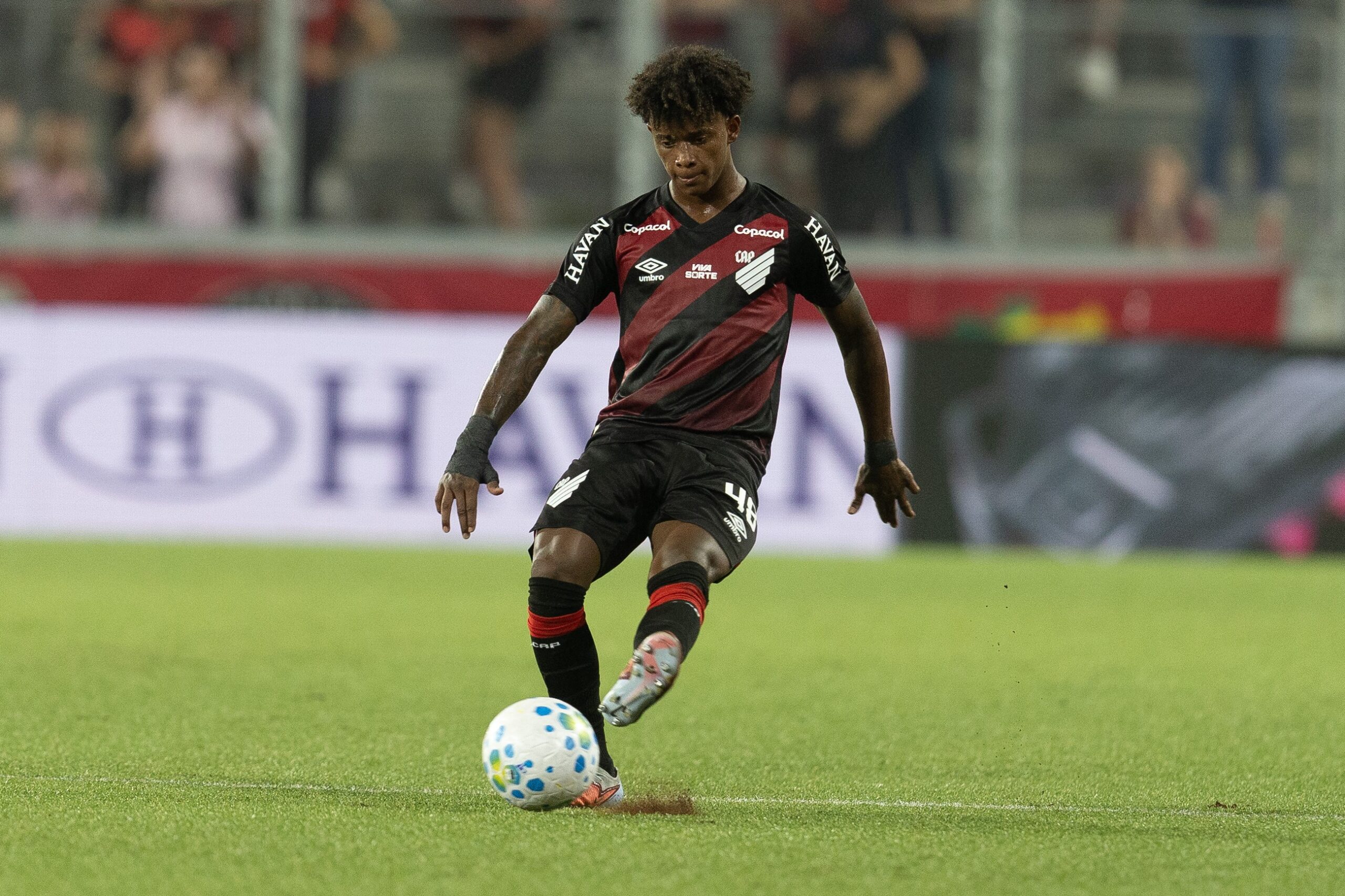 Athletico recebe nova investida do Shakhtar Donetsk pelo atacante Bruninho; veja valores