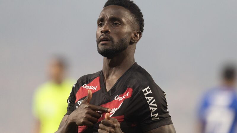 Em melhor momento no Athletico, Mendoza vai de contestado a ovacionado pela torcida