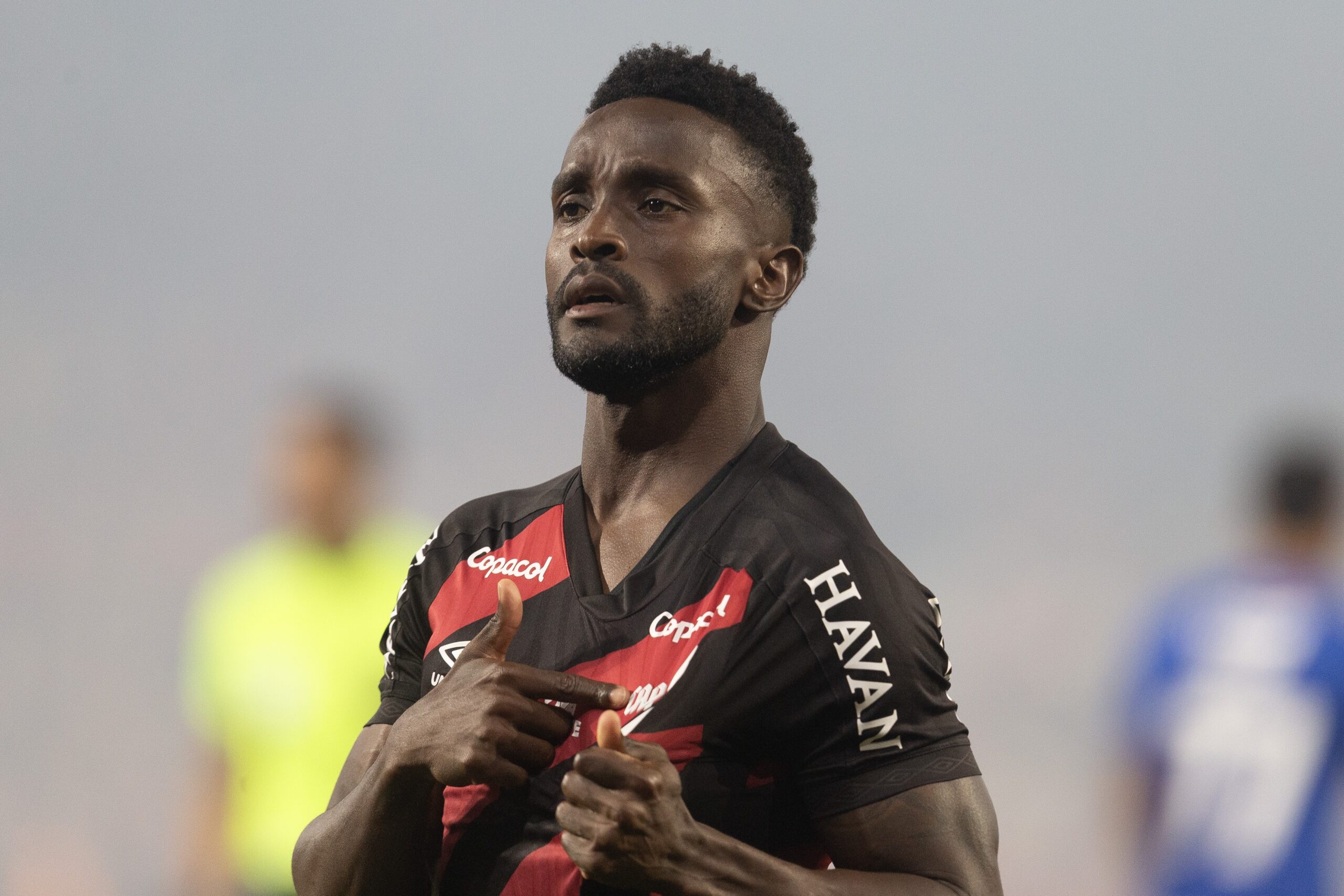 Em melhor momento no Athletico, Mendoza vai de contestado a ovacionado pela torcida