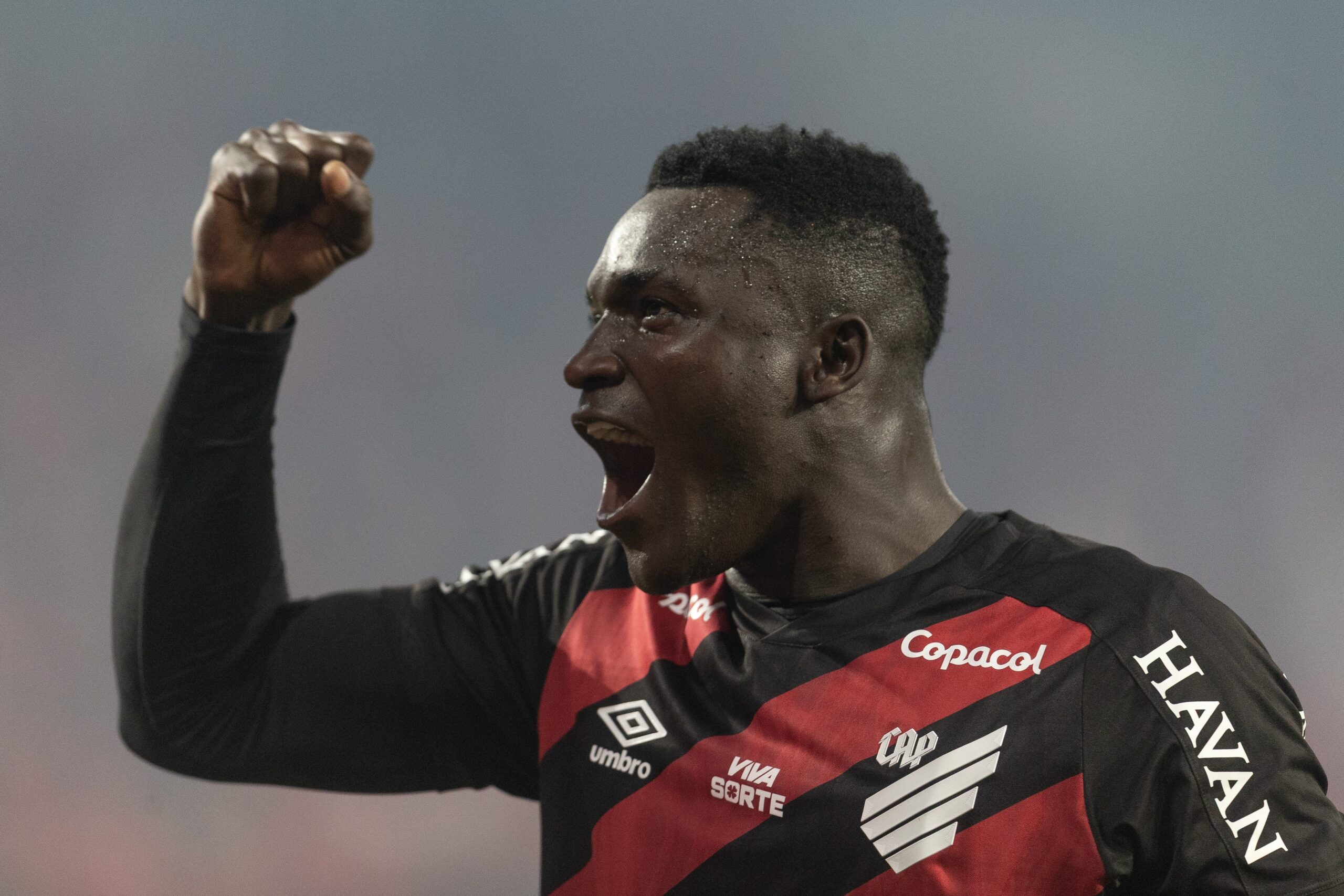 Athletico recusa R$ 89,5 milhões para negociar Viveros; Flamengo e Corinthians monitoram o atacante