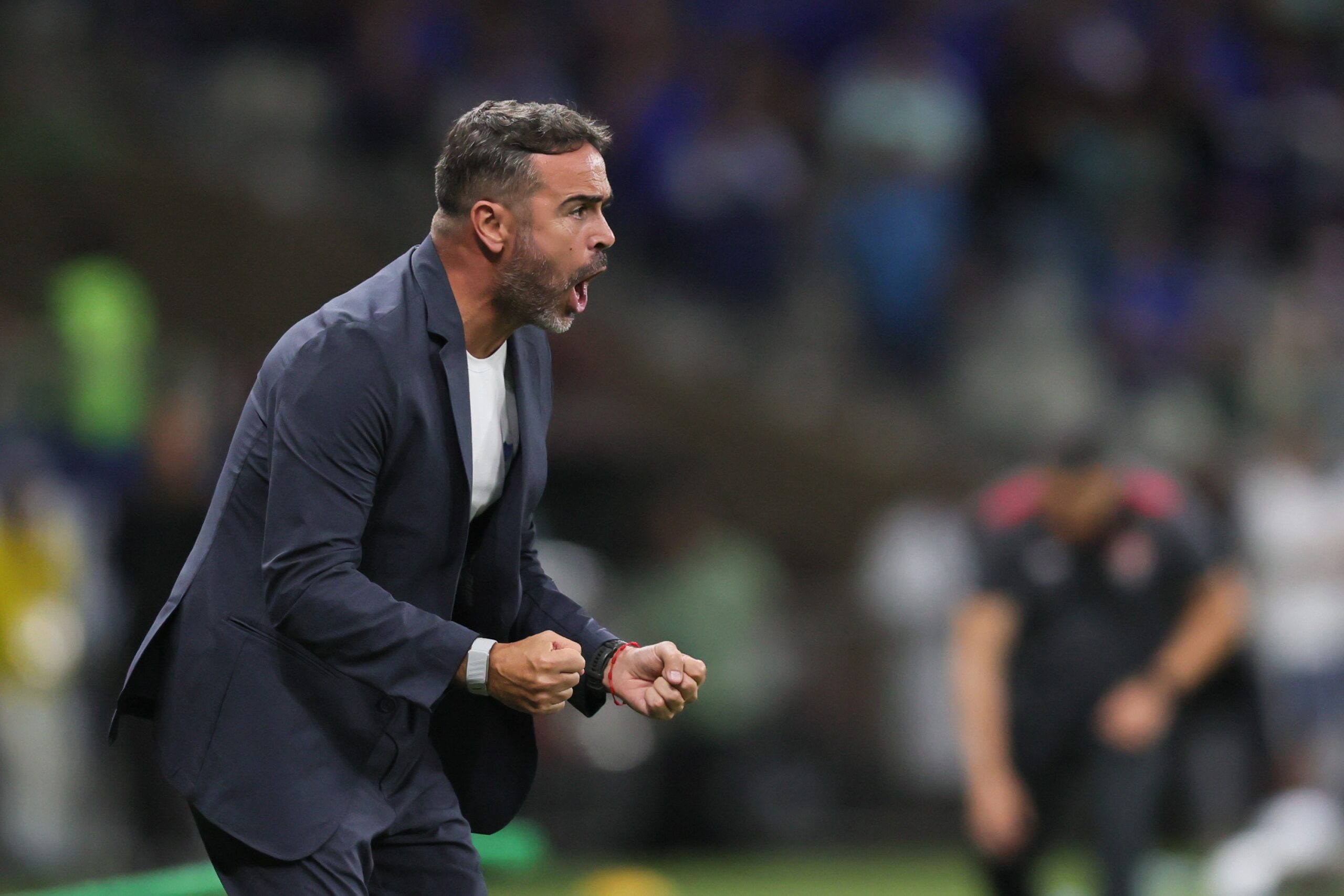 “Perfil elétrico” e autoestima: como é o estilo Artur Jorge no Cruzeiro