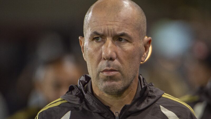 Jardim pede outra postura do Flamengo e critica expulsão de Pulgar: “Temos que ter controle emocional”