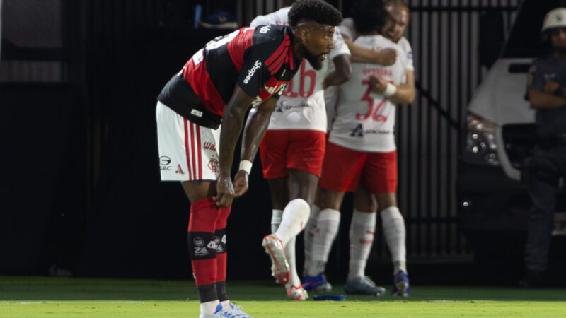 Jorginho diz que Flamengo não merece “perder como perdeu” e jogadores se cobram: “Virar essa página triste”