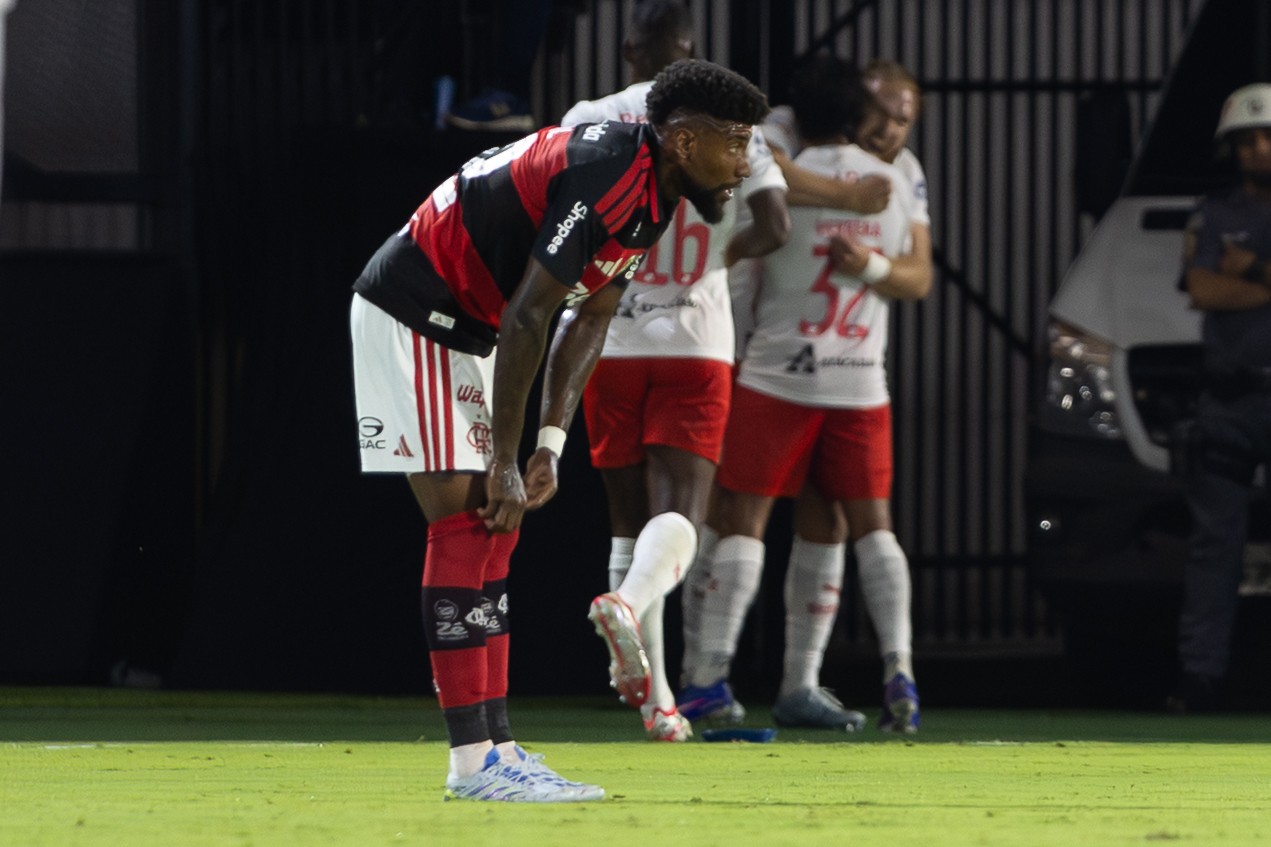 Jorginho diz que Flamengo não merece “perder como perdeu” e jogadores se cobram: “Virar essa página triste”