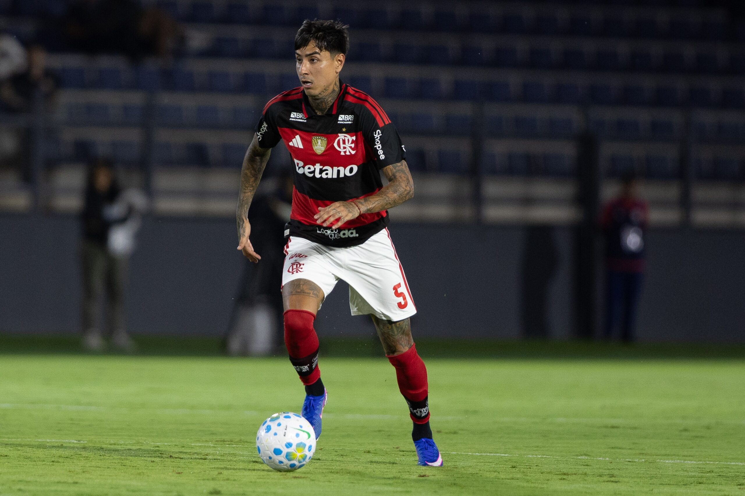 Pulgar, do Flamengo, sofre punição do STJD e desfalcará a equipe nos próximos quatro jogos