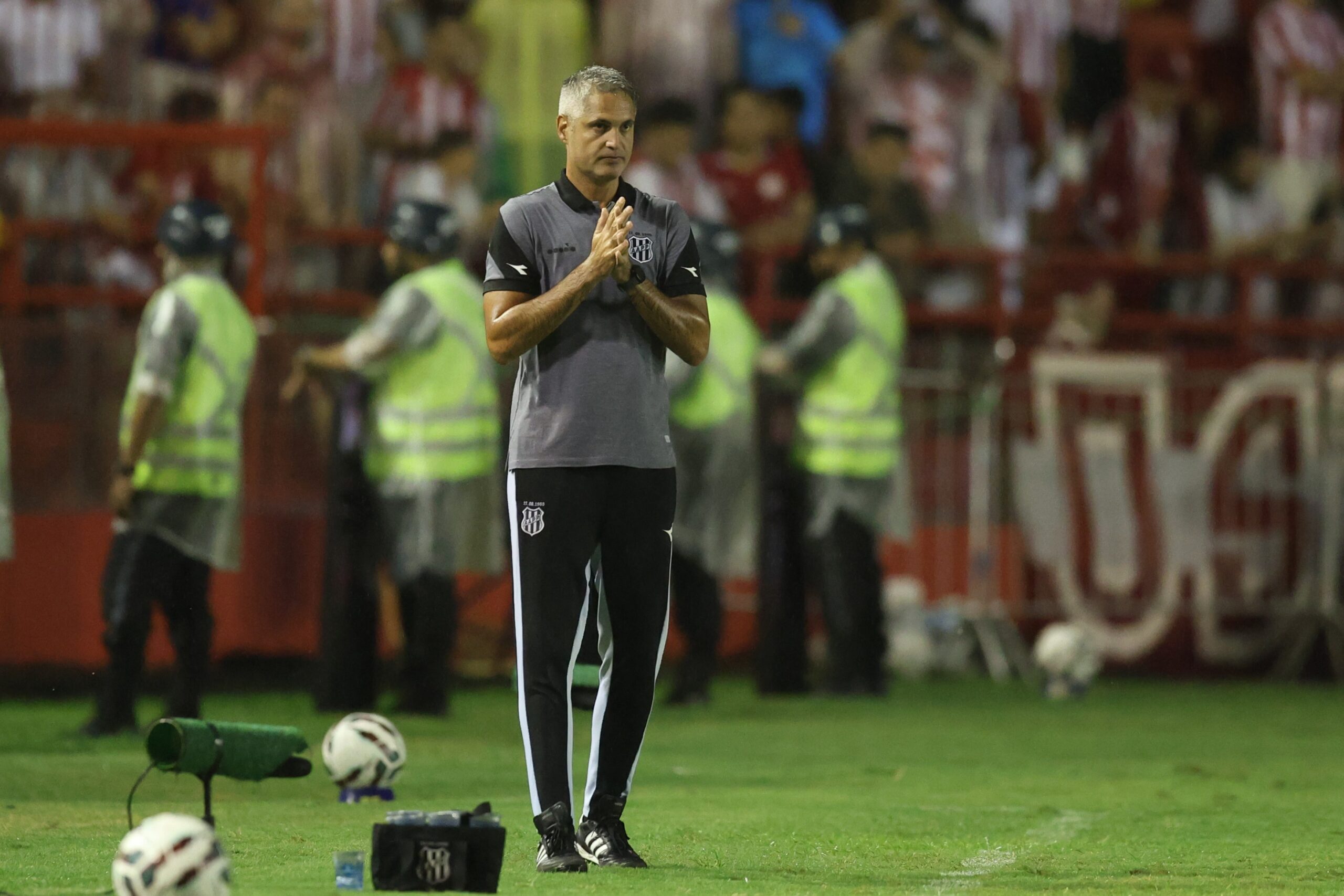 “Acho que a gente tem que esquecer o extracampo”, diz técnico da Ponte