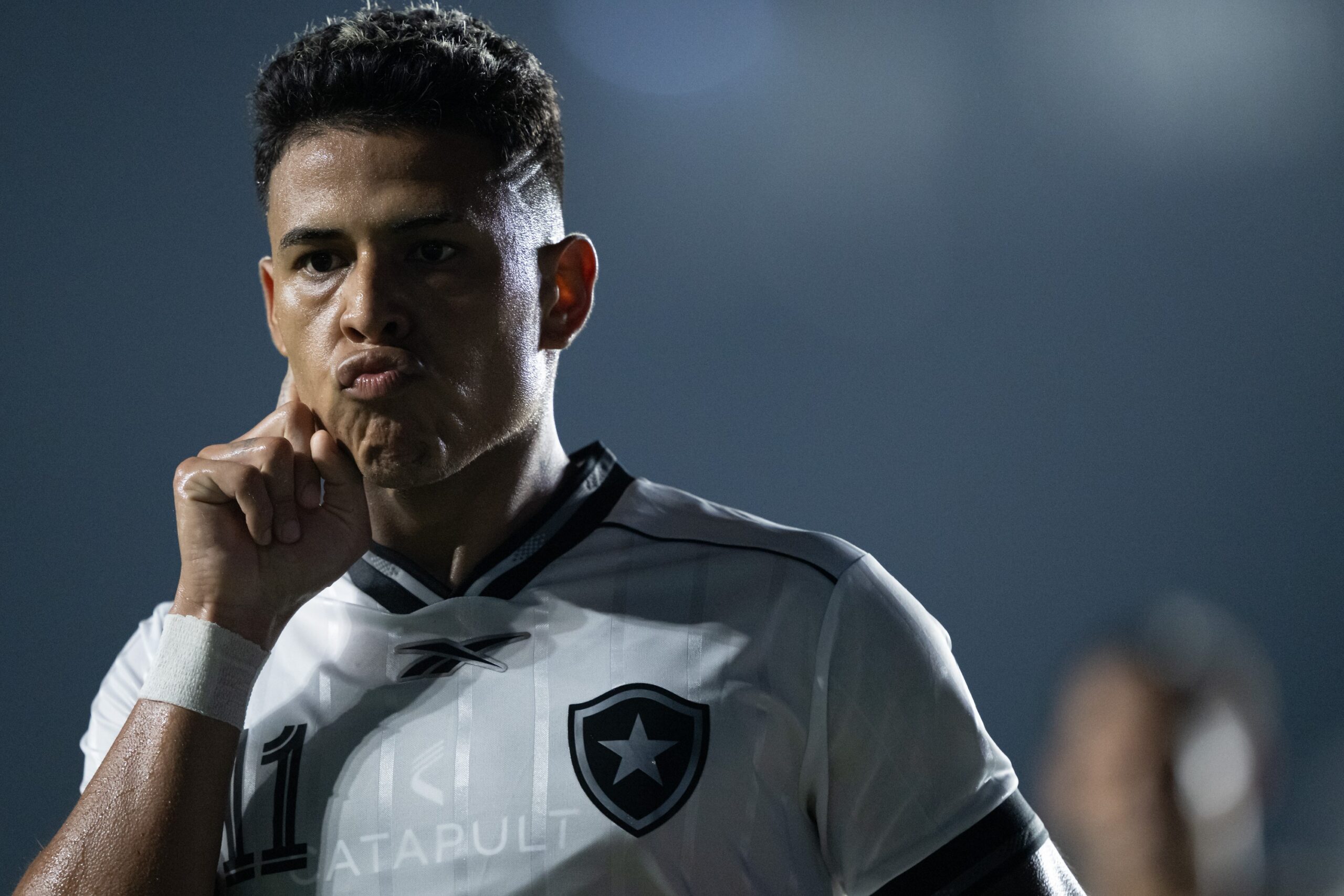 Matheus Martins exalta golaço em vitória do Botafogo contra o Vasco: “Minha característica”