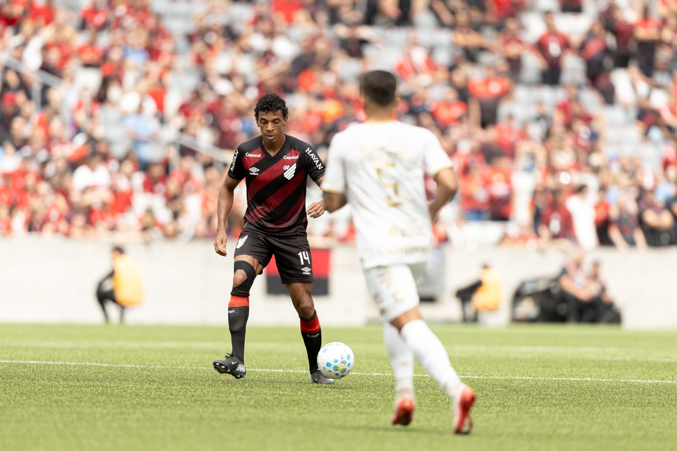 Luiz Gustavo afasta dúvidas no Athletico e vira protagonista: “Apaixonado pelo que faço”