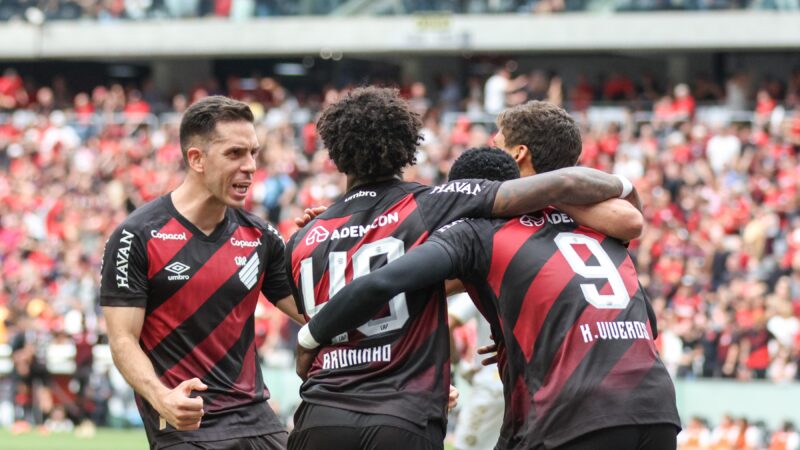 Análise: trio sai do banco para fazer a diferença e manter força do Athletico como mandante