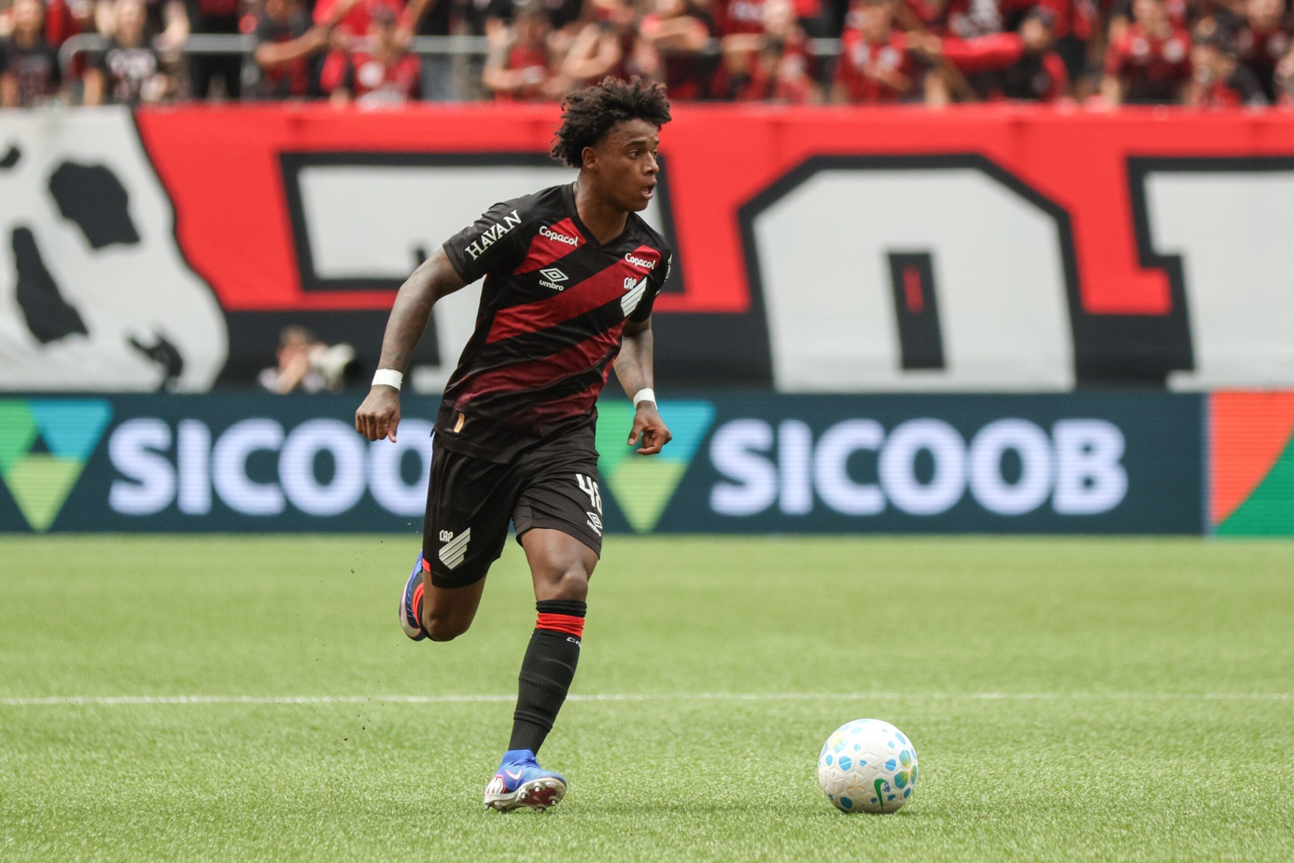 Athletico encaminha venda do atacante Bruninho ao Shakhtar Donetsk; veja valor