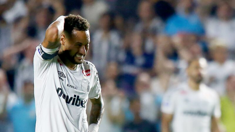 Dos aplausos à discussão com torcedor: Neymar oscila em sequência na Vila pelo Santos