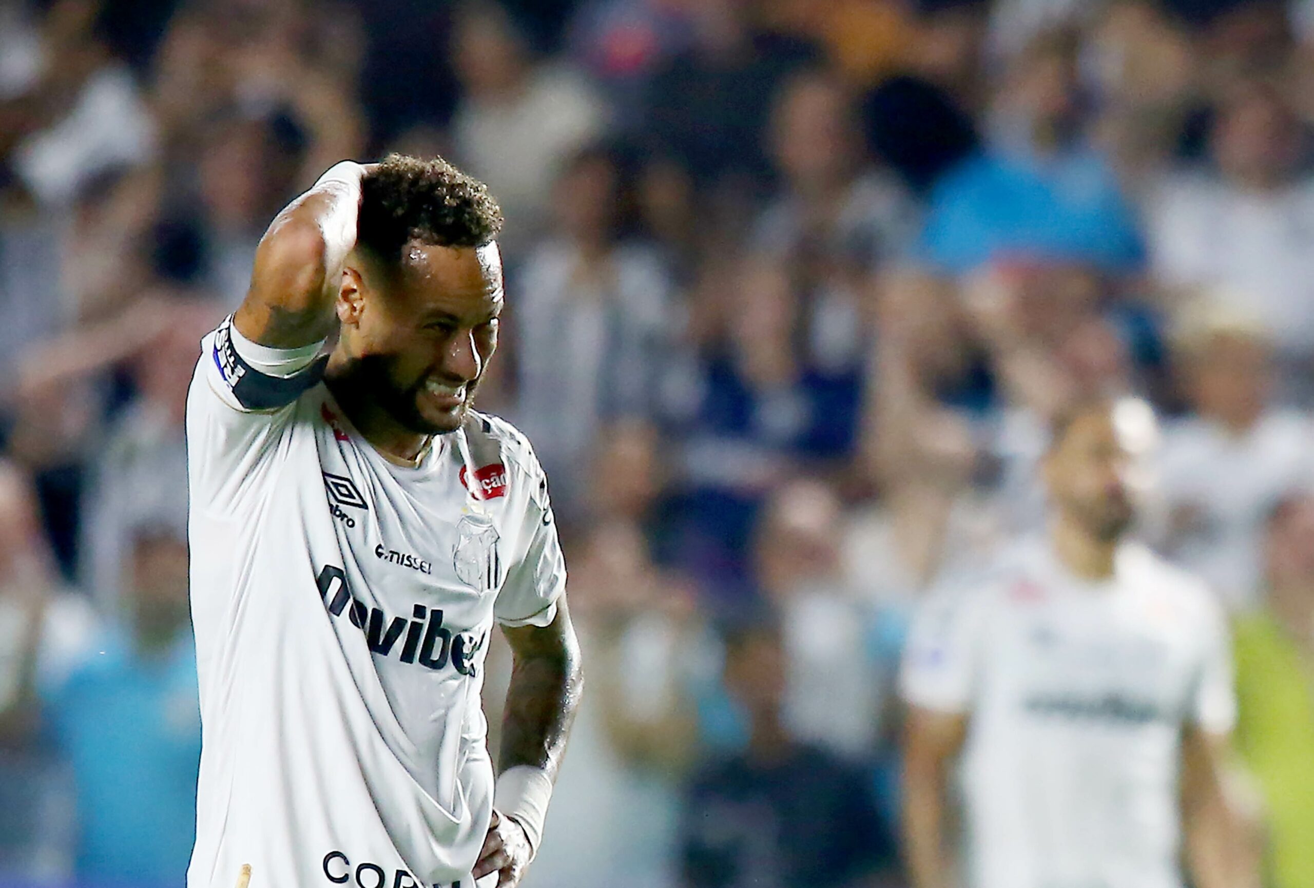 Dos aplausos à discussão com torcedor: Neymar oscila em sequência na Vila pelo Santos