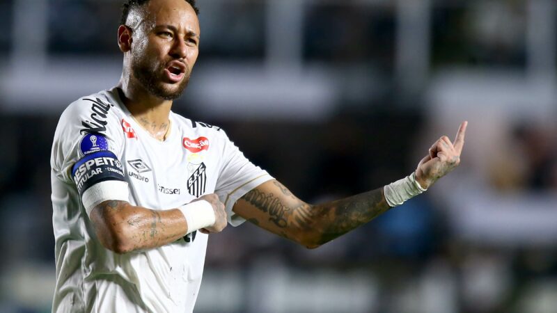 Neymar discute com torcedores após empate do Santos na Sul-Americana: “Eu respeito isso aqui”