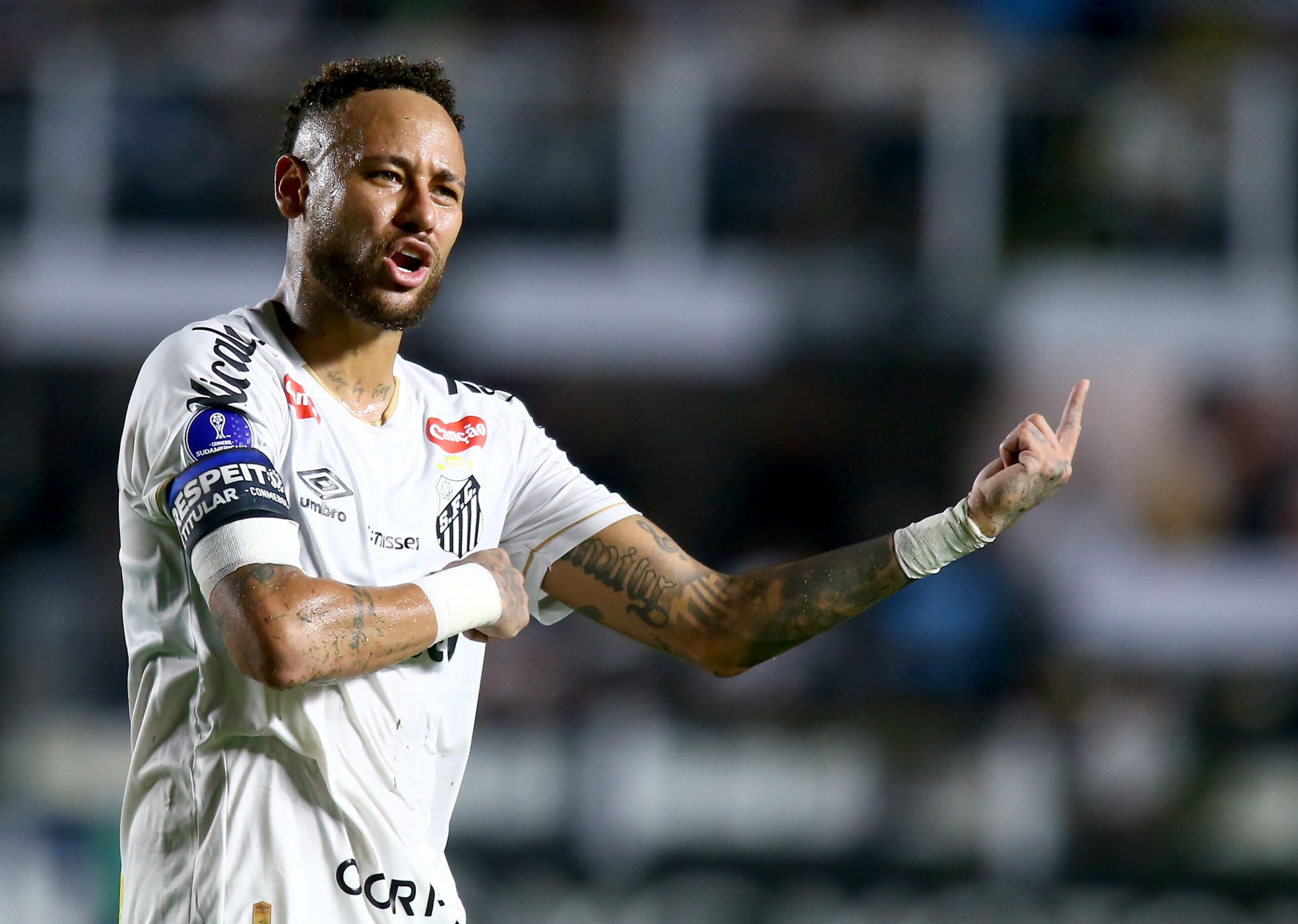 Neymar discute com torcedores após empate do Santos na Sul-Americana: “Eu respeito isso aqui”