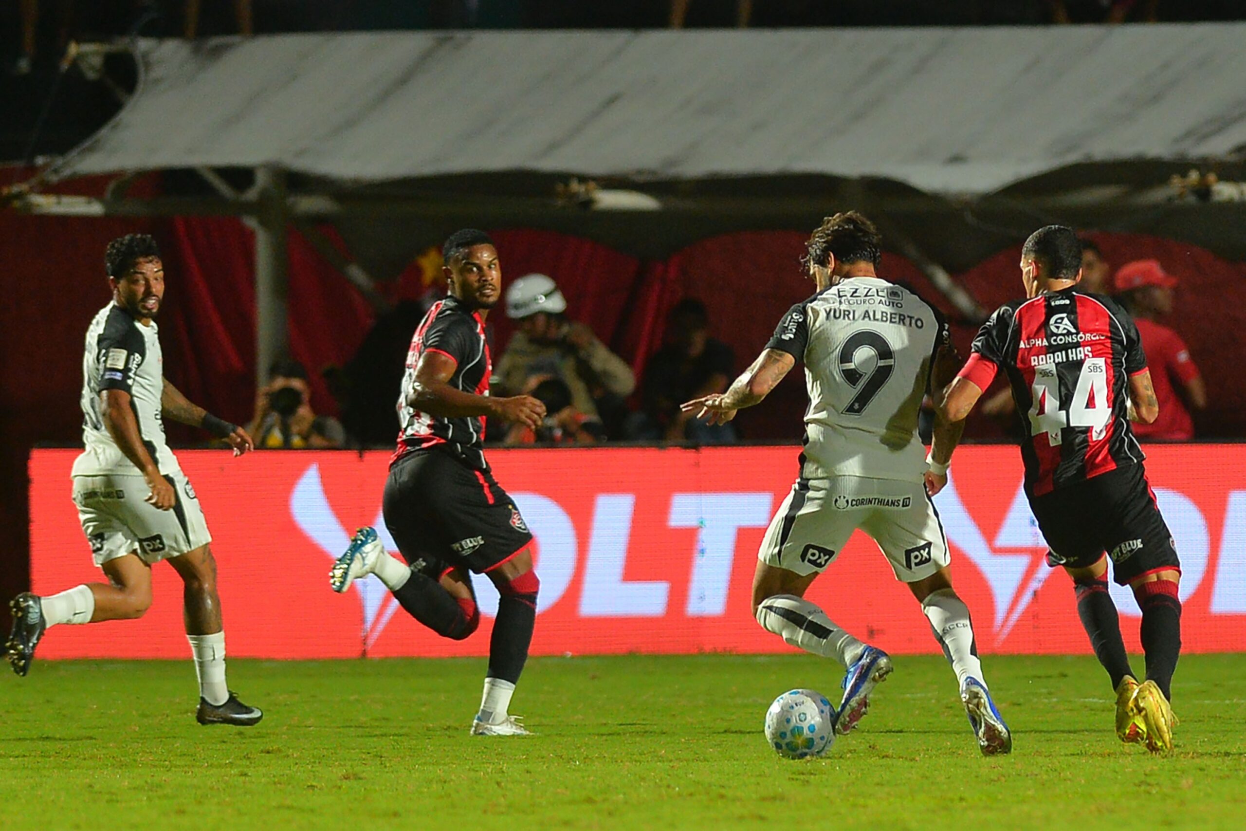 Nathan Mendes vira desfalque do Vitória para jogo contra o Athletico