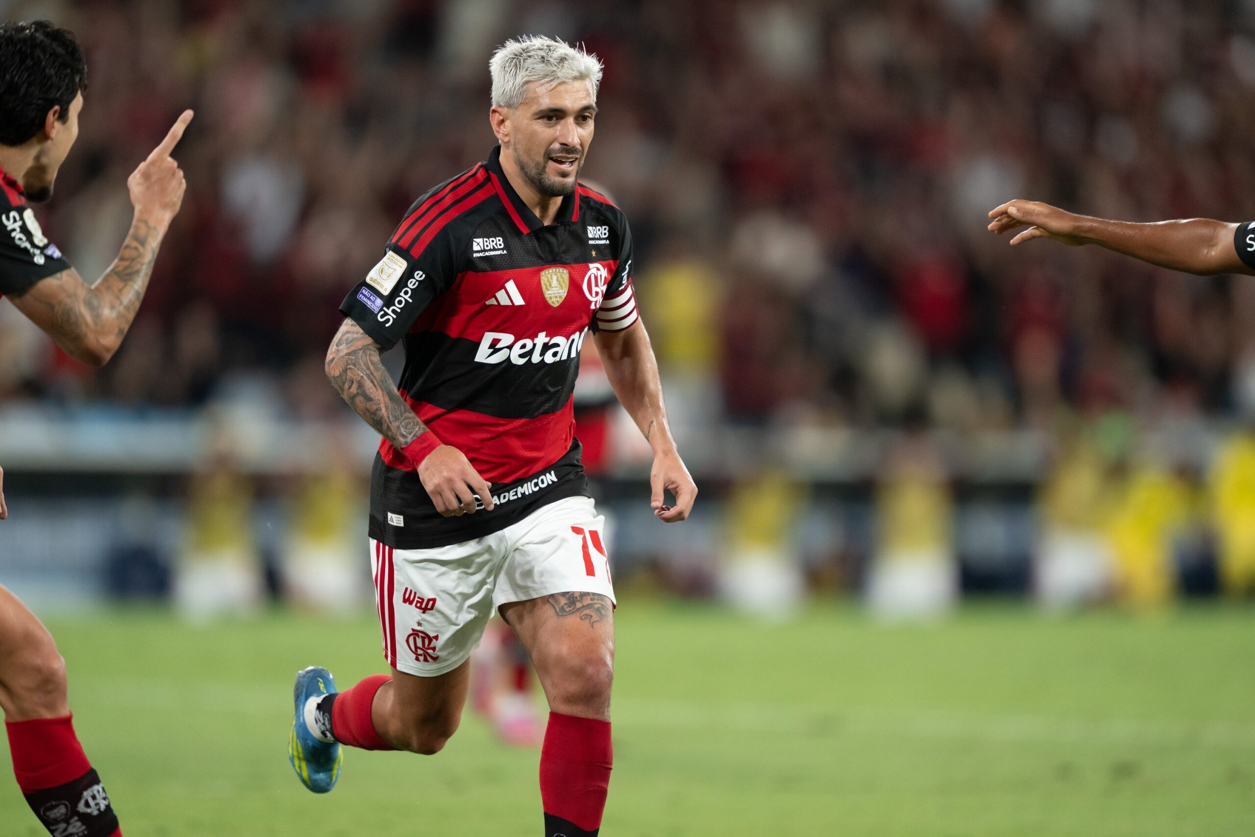 Arrascaeta volta ao seu melhor nível e entra no Top 20 dos maiores artilheiros da história do Flamengo
