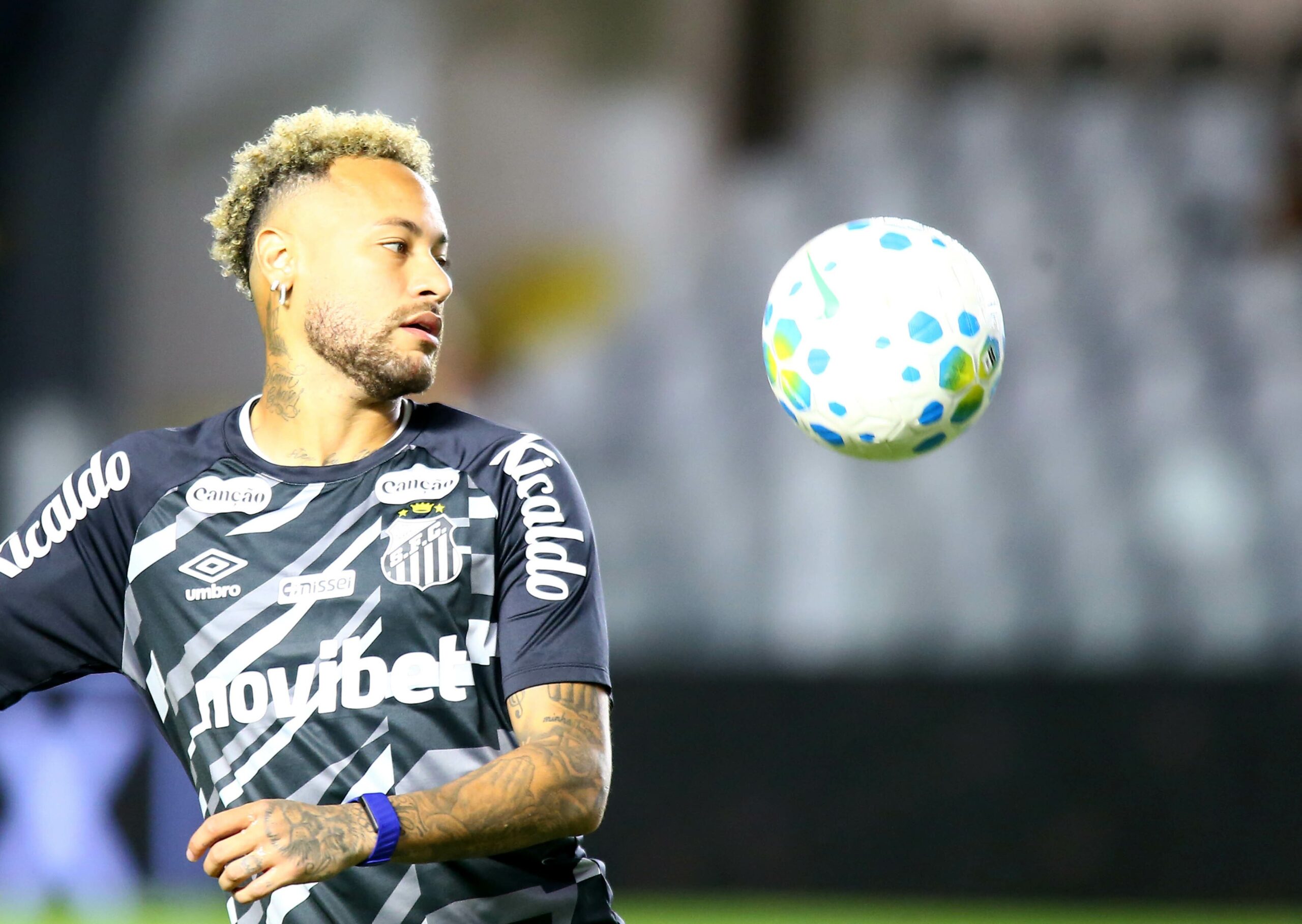 Idolatria e retrospecto ruim: como Neymar chega à Argentina para jogo do Santos com San Lorenzo