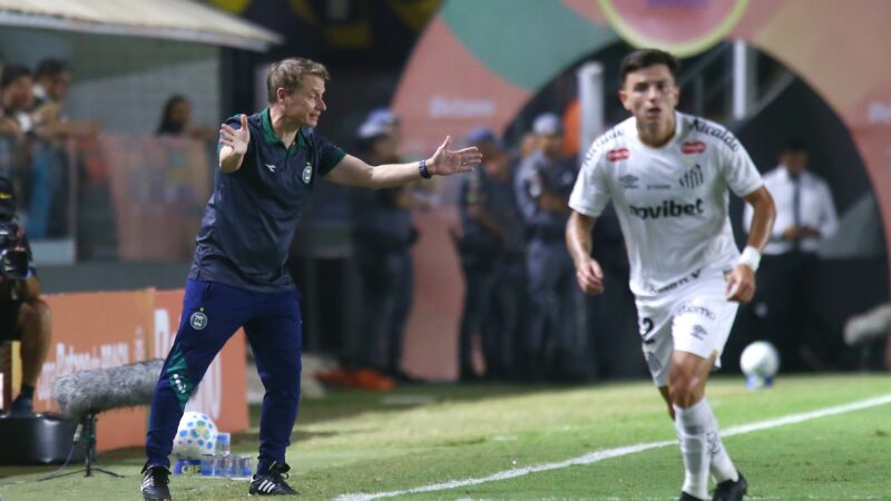 Seabra vê Coritiba perto de vitória contra o Santos, mas freia euforia: “Temos que ter equilíbrio”