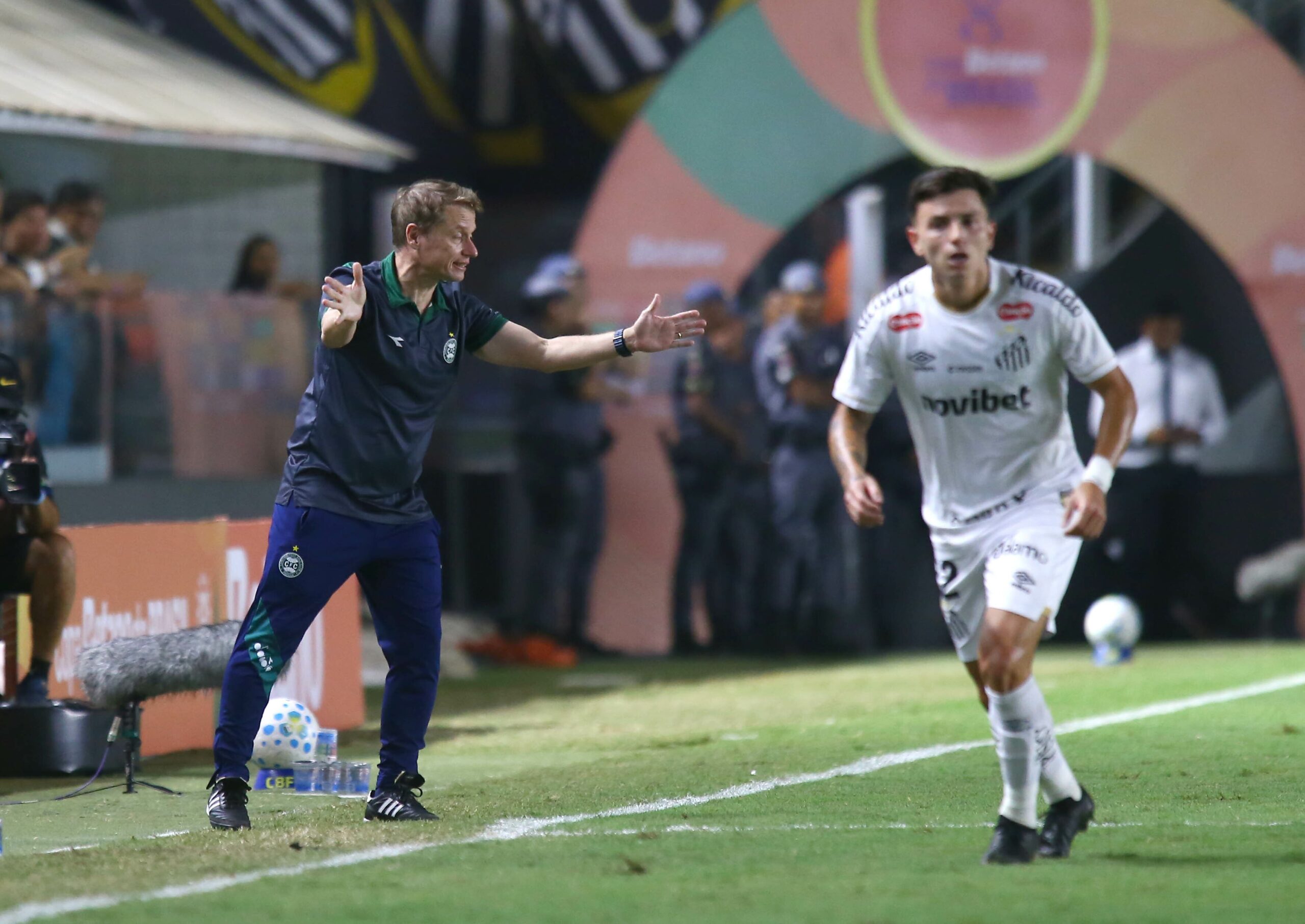 Seabra vê Coritiba perto de vitória contra o Santos, mas freia euforia: “Temos que ter equilíbrio”