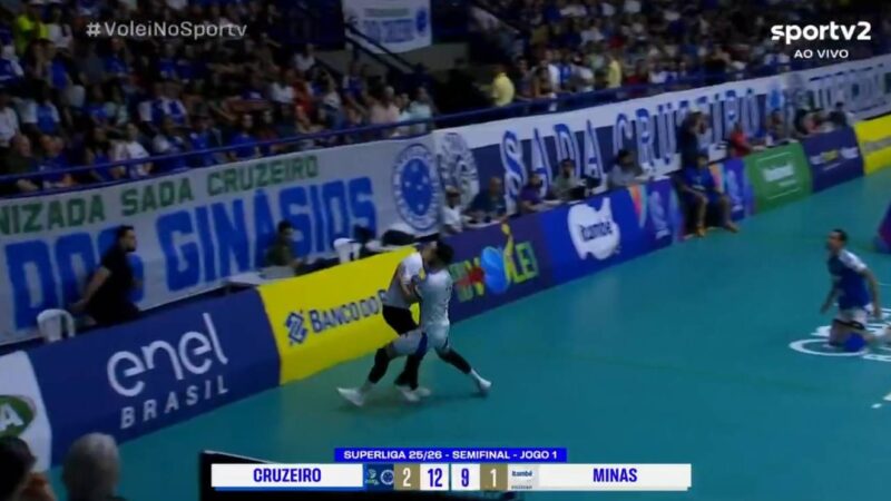 Líbero do Cruzeiro atropela e derruba bandeirinha durante jogo da Superliga; vídeo