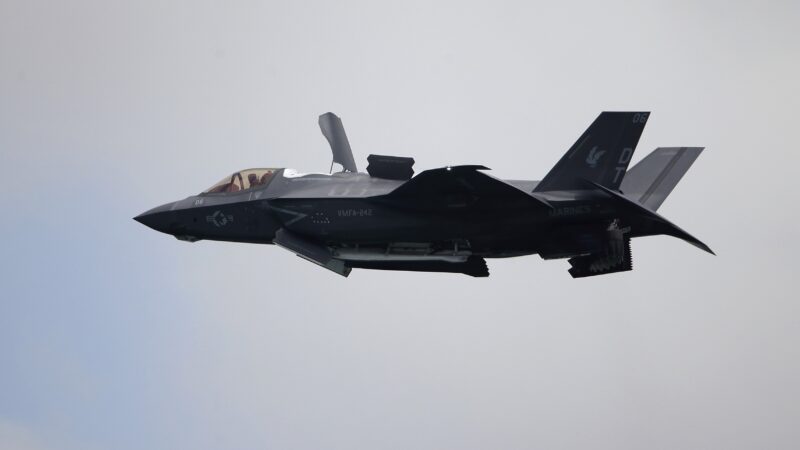 Jato F-35 cai em Las Vegas e piloto fica ferido, diz imprensa dos EUA
