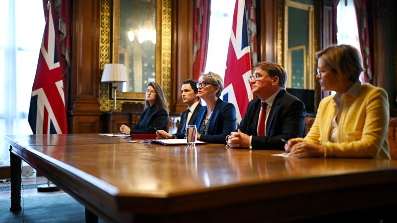 Sem EUA, Reino Unido reúne 40 países para discutir bloqueio do Estreito de Ormuz e diz que Irã faz ‘economia global refém’