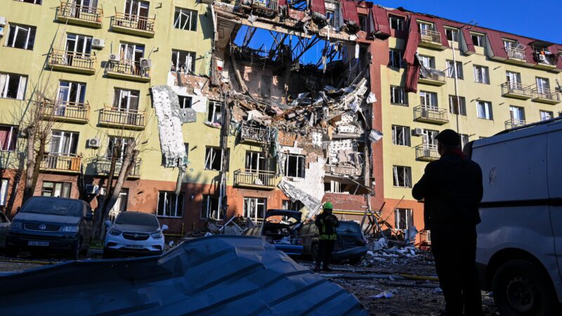 Ataque de drones da Rússia deixa mortos na Ucrânia; VÍDEO mostra homem chorando sobre o corpo da mãe