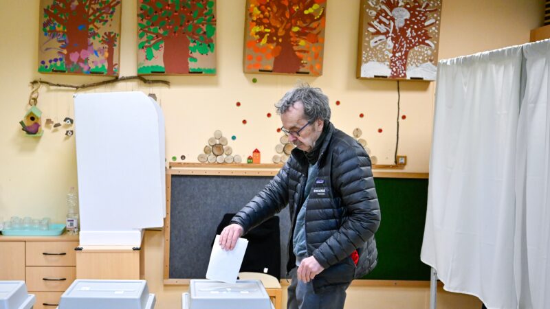 Urnas abrem na Hungria em eleição crucial que pode derrubar Orbán