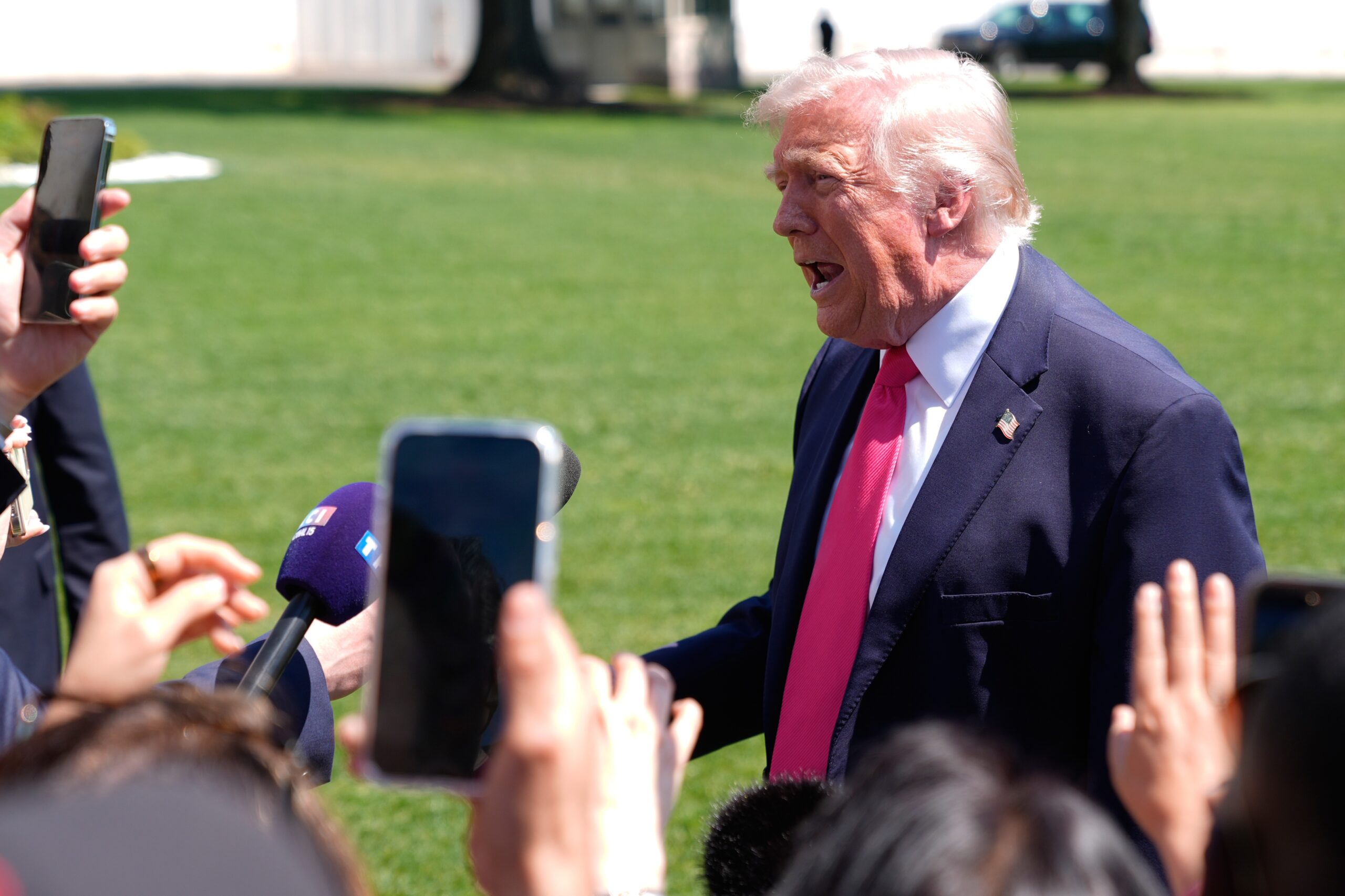 EUA seguirão com bloqueio naval após Irã reabrir Estreito de Ormuz, diz Trump