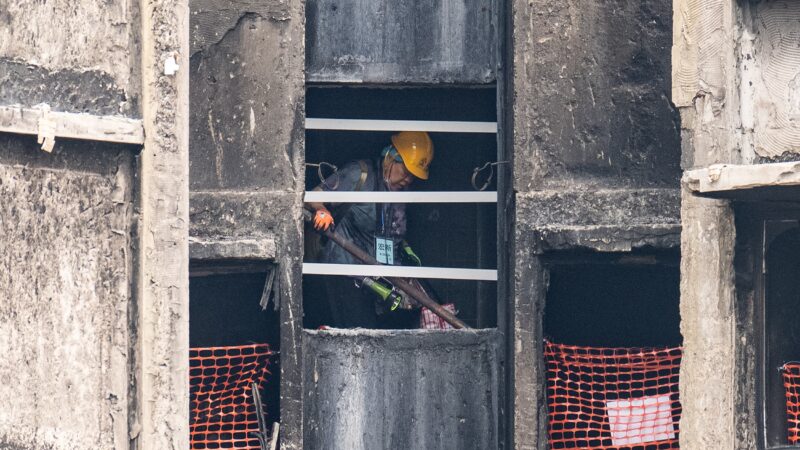 Incêndio mais letal de Hong Kong em décadas: moradores voltam para casa 5 meses após tragédia e encontram cenário de destruição