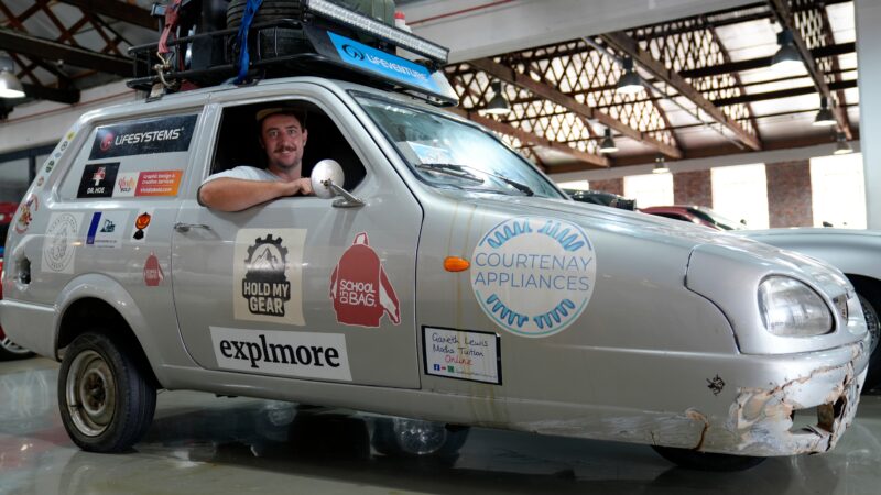 Amigos atravessam continente africano em carro de três rodas em busca de terem seus nomes no livro dos recordes